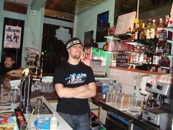 Luc Monsciani aka Luke Hilly derrière le bar du Tikis à Genève Luc Monsciani aka Luke Hilly derrière le bar du Tikis à Genève