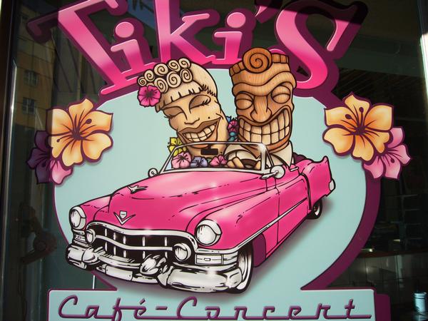 Logo sur la vitrine du Tikis Bar à Genève Logo sur la vitrine du Tikis Bar à Genève